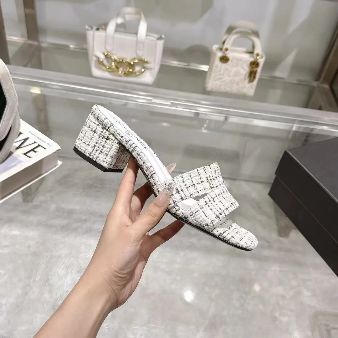 👟👟Ex-factory price 520👟👟 𝐂𝐇𝐀𝐍𝐄𝐋★Xiaoxiang New Spring and Summer Products Counter new sandals, electric embroidered Lingge’s classic elements that will never fade away 💋Showing a unique style, too beautiful to say, a must-have in summer... Upper: imported sheepskin/knitted fabric Lining: mixed sheepskin Heel height: 5cm Outsole: Italian leather outsole Shoe size: 35-39 (customized items of 40, 41 and 42 are not returnable or exchangeable)